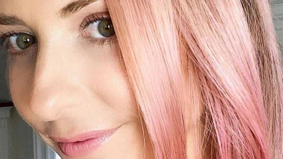 PHOTO: Sarah Michelle Gellar posted a photo after dying her hair pink.