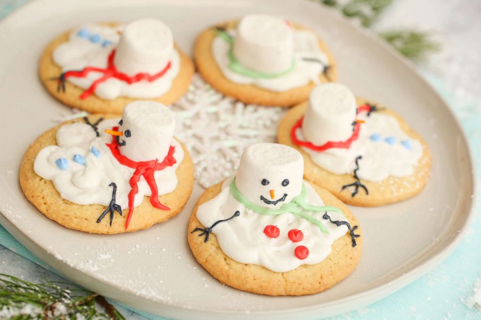 PHOTO: Sarah Michelle Gellar and Foodstirs' Organic Sweet Tooth Melted Snowmen Sugar Cookies.
