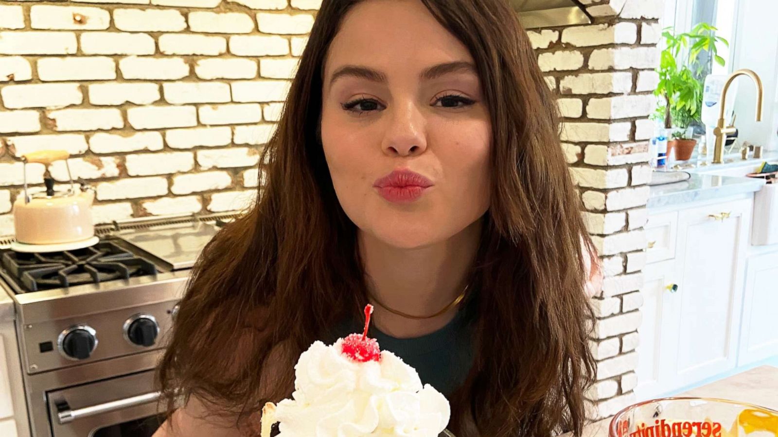 PHOTO: Selena Gomez with her new Selena Sundae from Serendipity3.