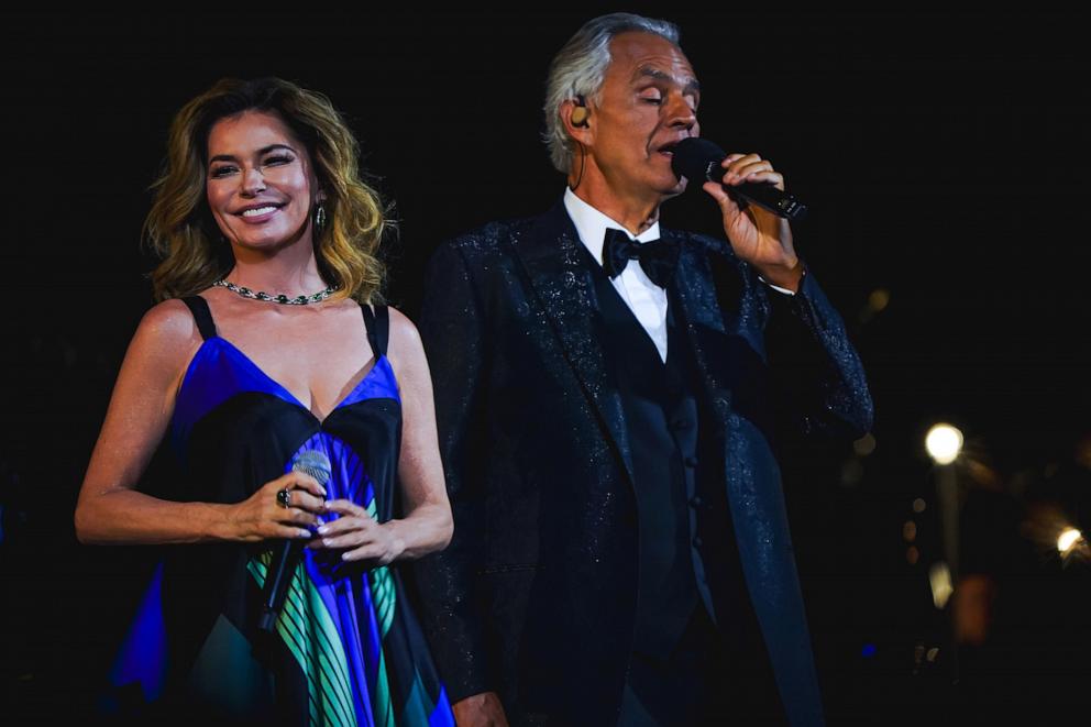 PHOTO: Shania Twain and Andrea Bocelli sing on stage during the finale of Andrea Bocelli 30: The Celebration.