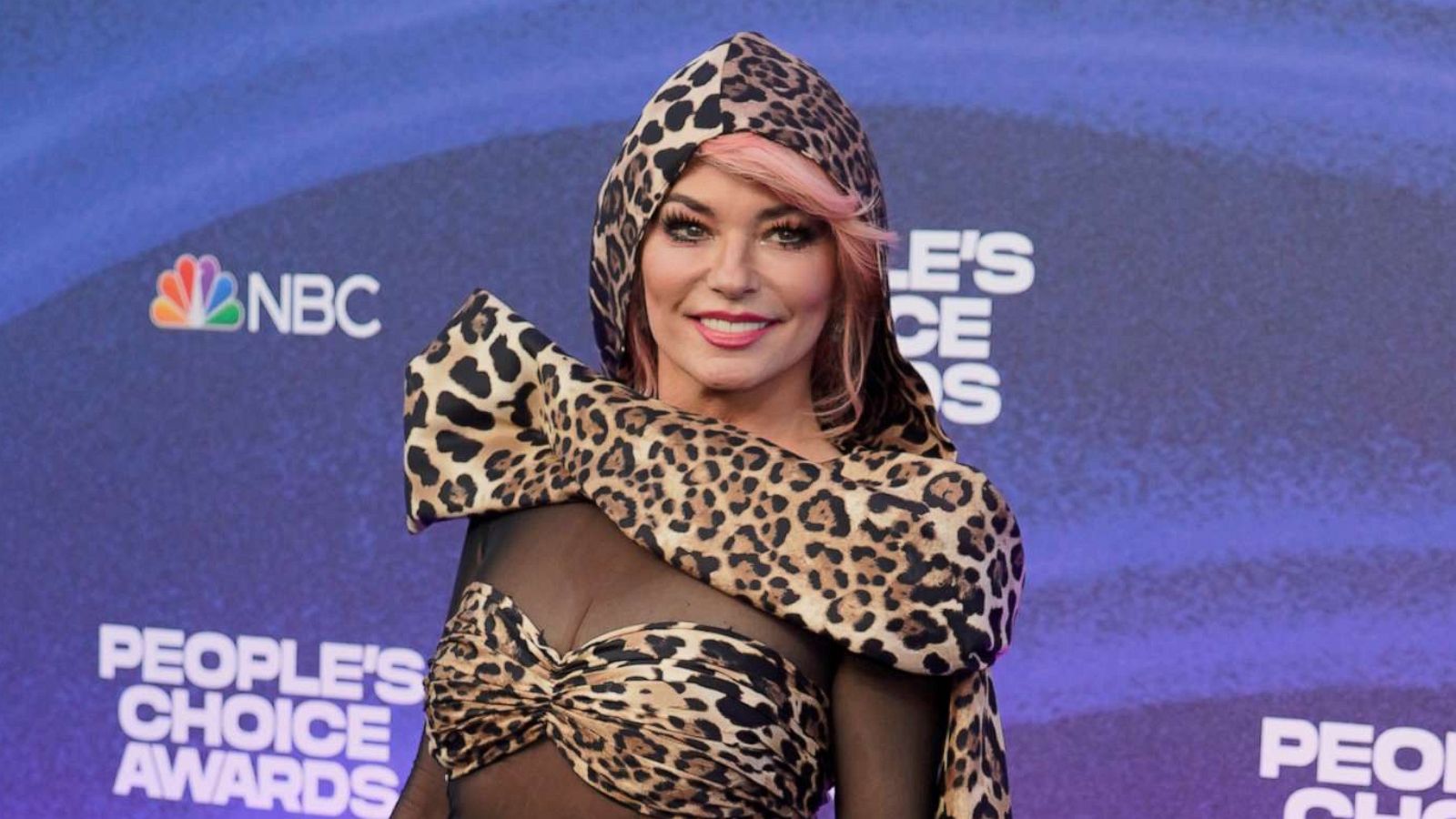 PHOTO: Shania Twain arrives at the People's Choice Awards, Dec. 6, 2022, at the Barker Hangar in Santa Monica, Calif.