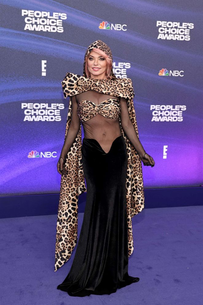 PHOTO: Shania Twain arrives to the 2022 People's Choice Awards held at the Barker Hangar, Dec. 6, 2022 in Santa Monica.