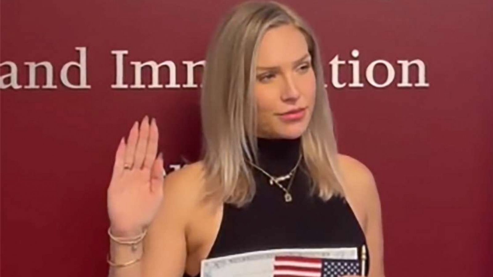 PHOTO: Sharna Burgess recites the oath as she becomes a U.S. citizen.