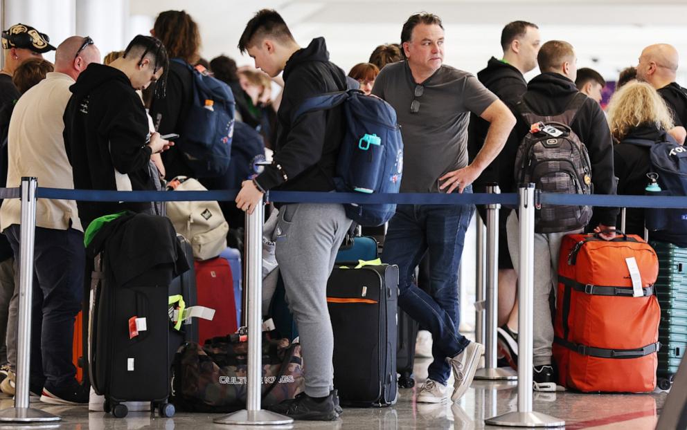 PHOTO: Travelers wait in the line to check in for flights at Los Angeles International Airport in Los Angeles, Nov. 22, 2023.