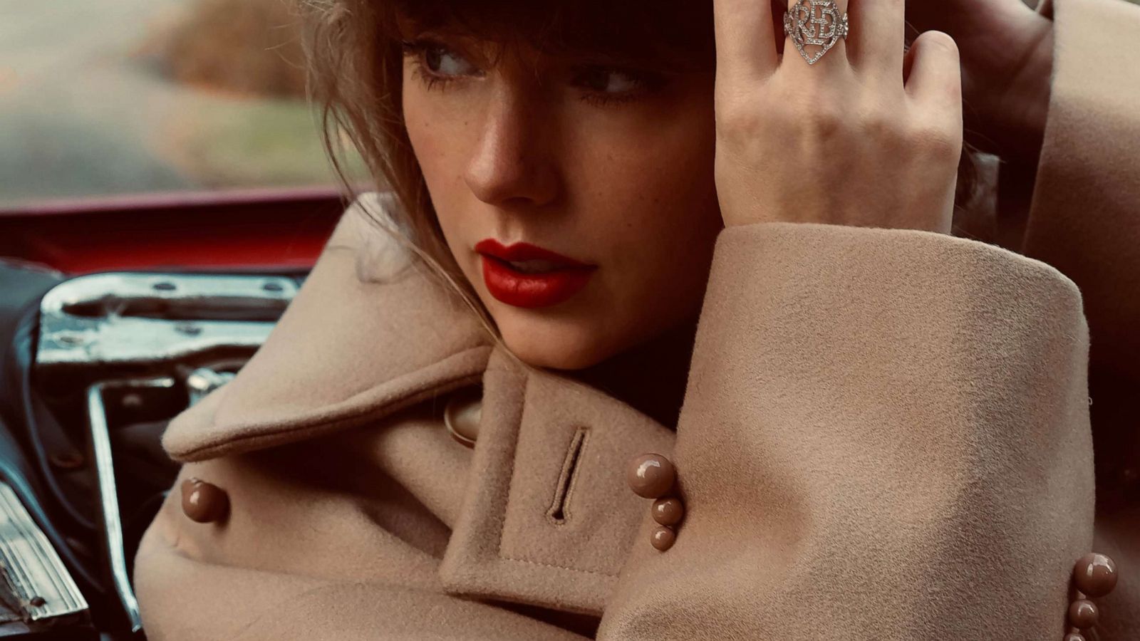 PHOTO: Taylor Swift poses in car.