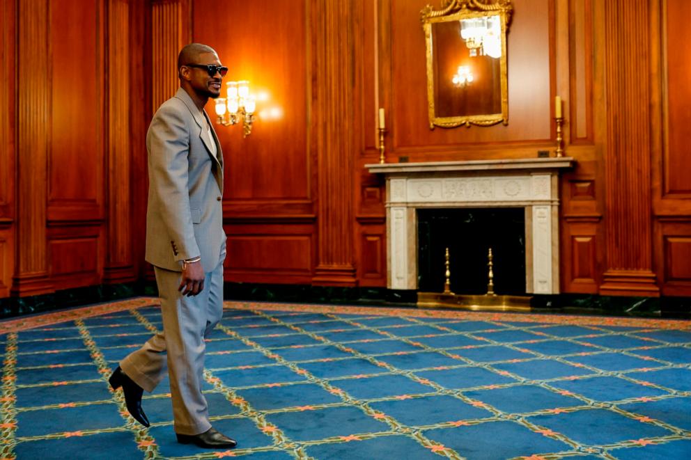 PHOTO: Singer songwriter Usher walks through the Rayburn Room outside of House Minority Leader Hakeem Jeffries' office at the Capitol Building in Washington, D.C., June 12, 2024.