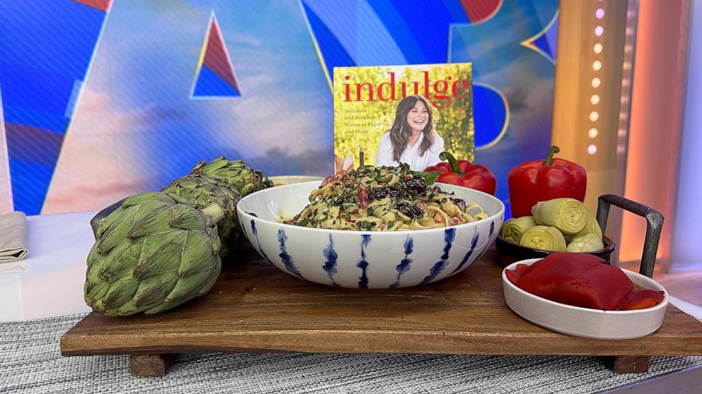 PHOTO: Valerie Bertinelli drops by 'GMA3' to cook up a creamy no-cream pasta from her new cookbook, "Indulge."