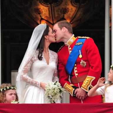 PHOTO: Prince William, Duke of Cambridge and Catherine, Duchess of Cambridge kiss on the balcony of Buckingham Palace in London, England, April 29, 2011.