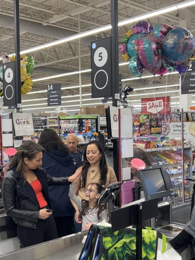 PHOTO: ABC News Chief Meteorologist and Chief Climate Correspondent Ginger Zee completes a Good Morning America sustainable grocery shopping challenge with Yvette Torres and her daughter, Olivia, at a Stop & Shop in New Jersey.
