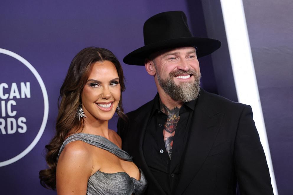US country singer Zac Brown (R) and US jewelry designer Kendra Scott arrive for the 51st American Music Awards on May 26, 2025. 
