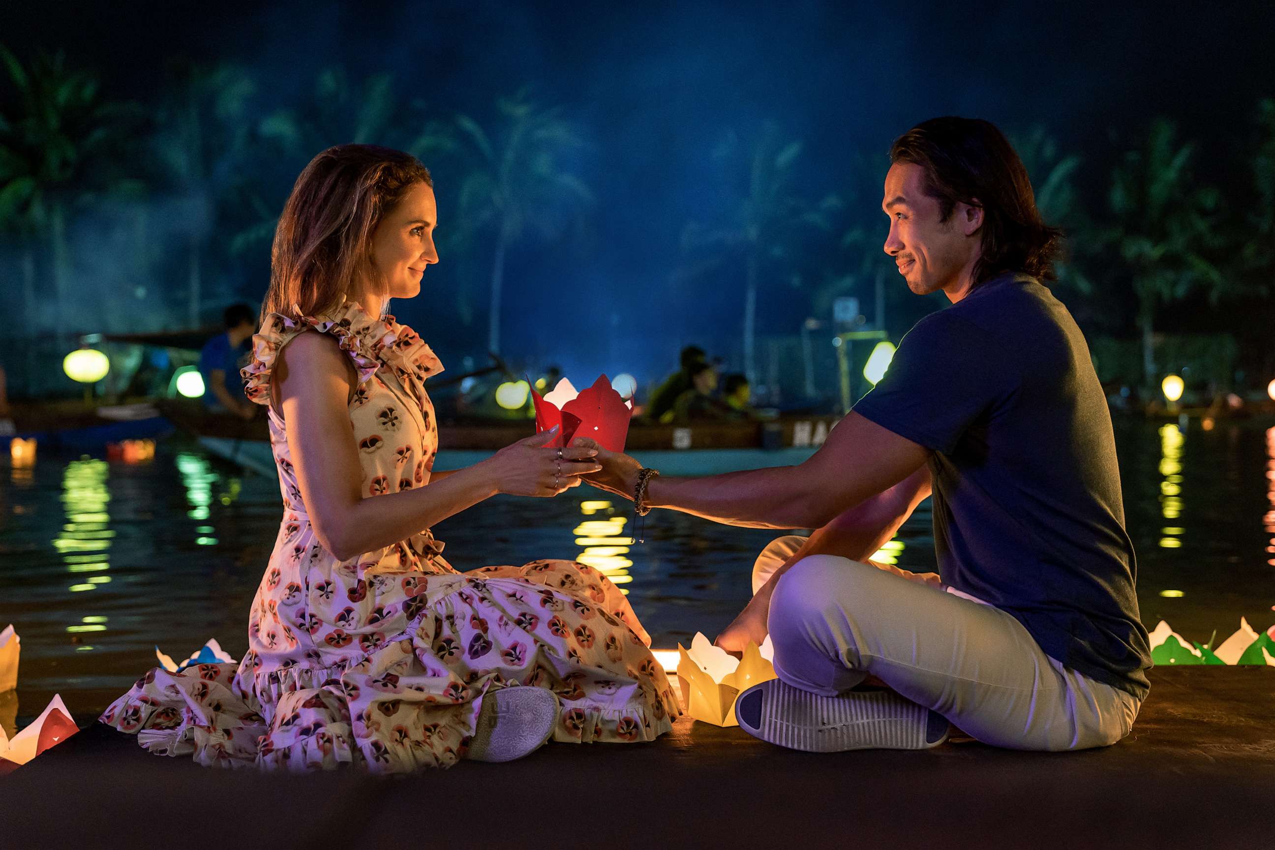 PHOTO: Rachael Leigh Cook and Scott Ly in a scene from Netflix's "A Tourist's Guide to Love."