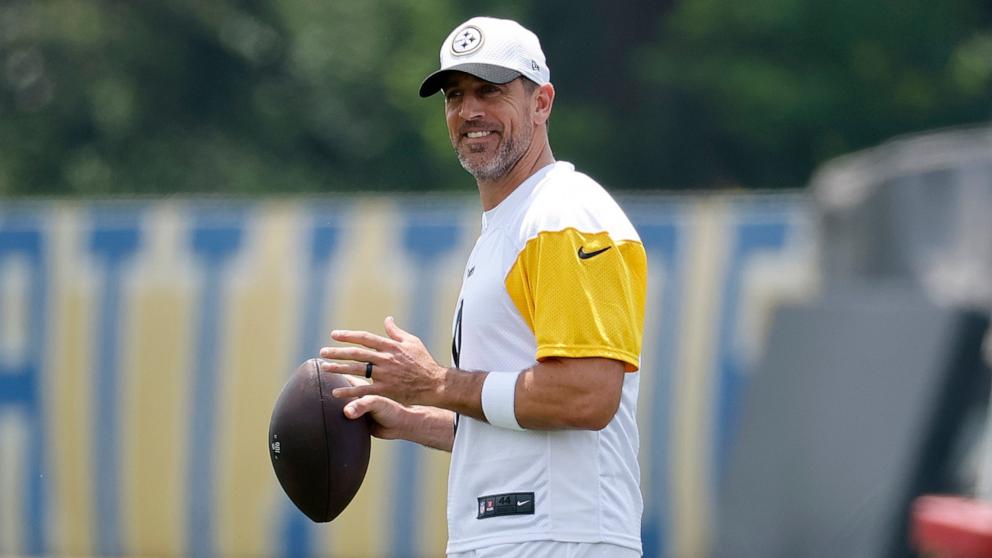 PHOTO: Aaron Rodgers #8 of the Pittsburgh Steelers participates during mandatory minicamp at UPMC Rooney Sports Complex, June 10, 2025, in Pittsburgh.