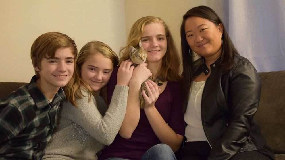 PHOTO: On Dec. 14, Alanna Lundin of Beaverton, Oregon, and her kids -- Cassandra, 18, Elijah, 14, and Samantha, 13 -- took in Ilene the kitten.