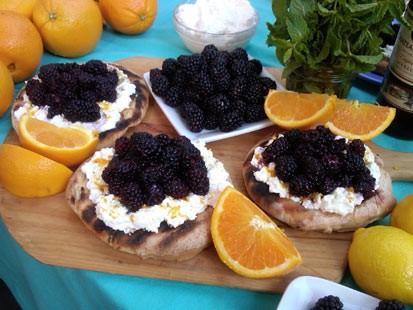 PHOTO: Alex Guarnaschelli prepares his fruit pizza on Good Morning America, July 26, 2011.