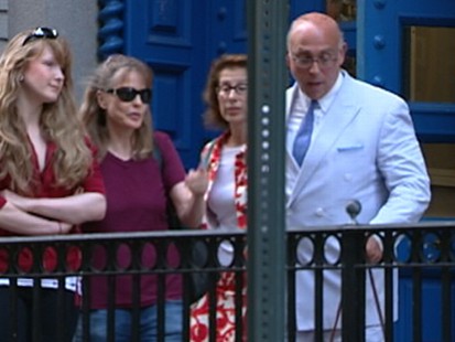 VIDEO: The former New York mayors daughter is caught with a bag of stolen cosmetics.