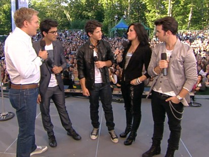 VIDEO: Jonas Brothers Chat