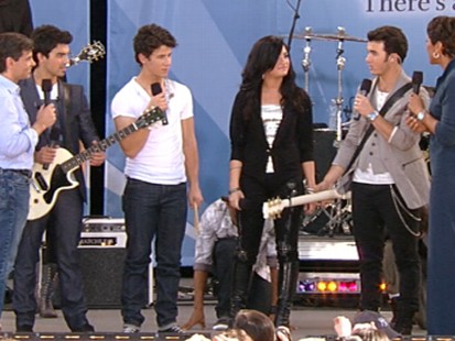 VIDEO: The band plays a song from its new TV show, "Jonas L.A."