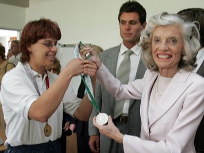 VIDEO: Eunice Kennedy Shriver handing out a silver medal.