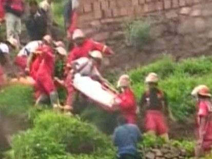 VIDEO: Mud slides and flooding trap hundreds of people on Perus famous mountain.