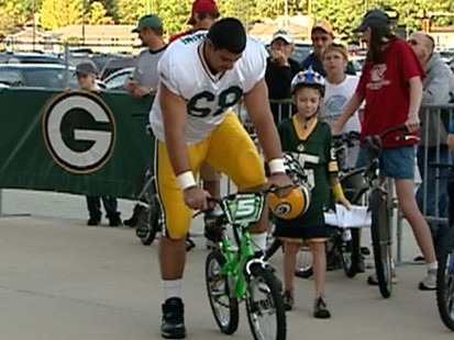 VIDEO: Greenbay Packers ride fans bikes