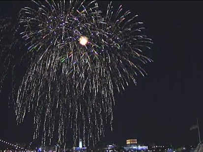 VIDEO: Philadelphia locals light up with sky over the Delaware River.