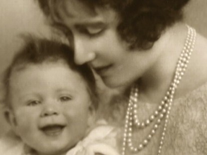 VIDEO: Queen Elizabeths baby pictures are made public.