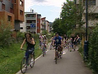 VIDEO: Eco-friendly town bans cars, and residents live in carbon-neutral homes.