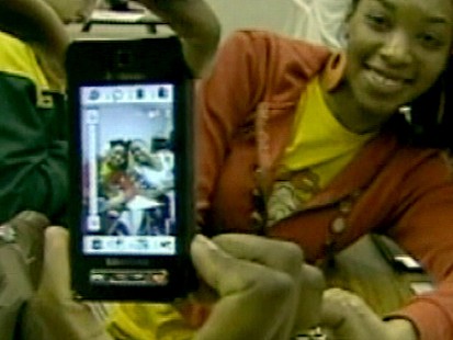 VIDEO: "GMA" helps parents determine the right age for kids to get cell phones.
