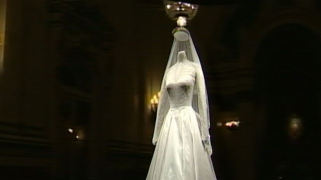 Kate Middleton Wedding Gown On Display For Public Abc News