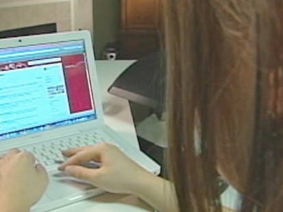 VIDEO: Twitter and other social networking sites become saving tools for the holidays.