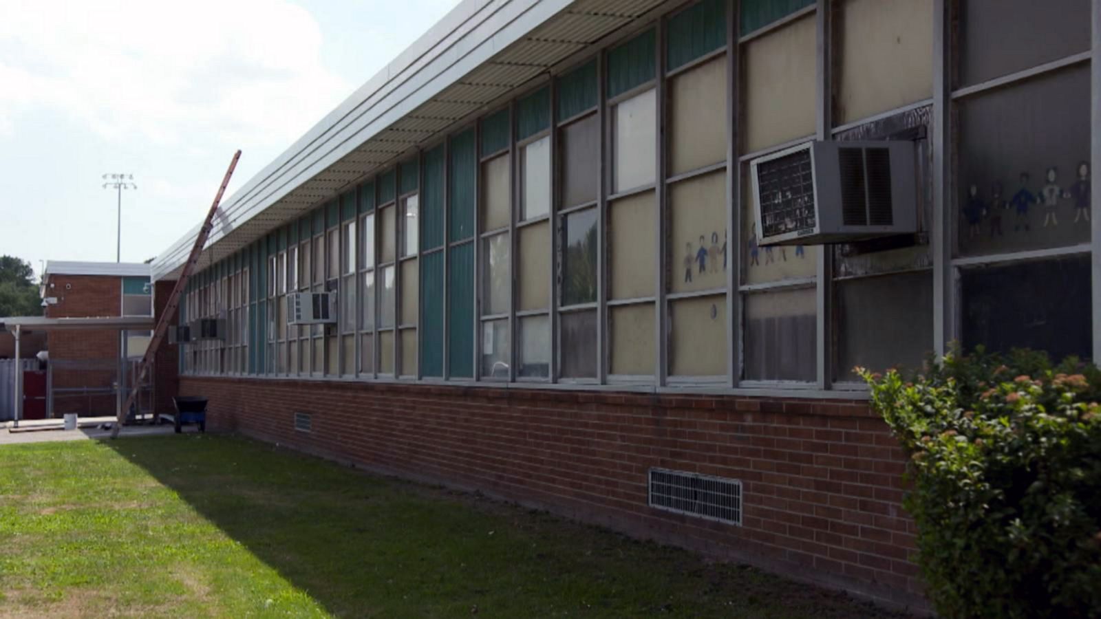 PHOTO: Schoolchildren in Philadelphia were sent home early because their classrooms were too hot, and an increase in heat waves and only 40% of schools having AC are seen as a health risk.