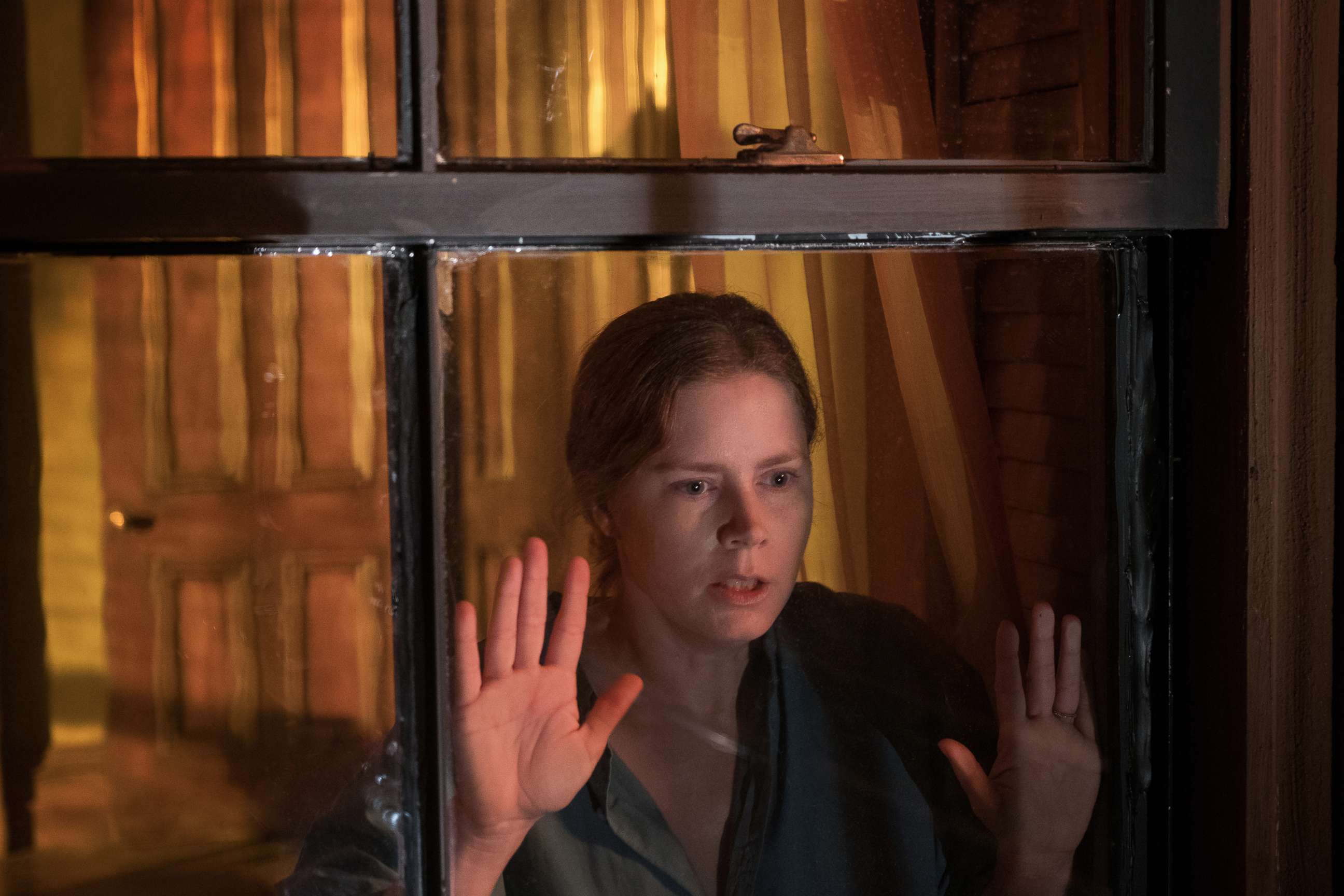 PHOTO: Amy Adams as Anna Fox i  "Woman in the Window" from Netflix.