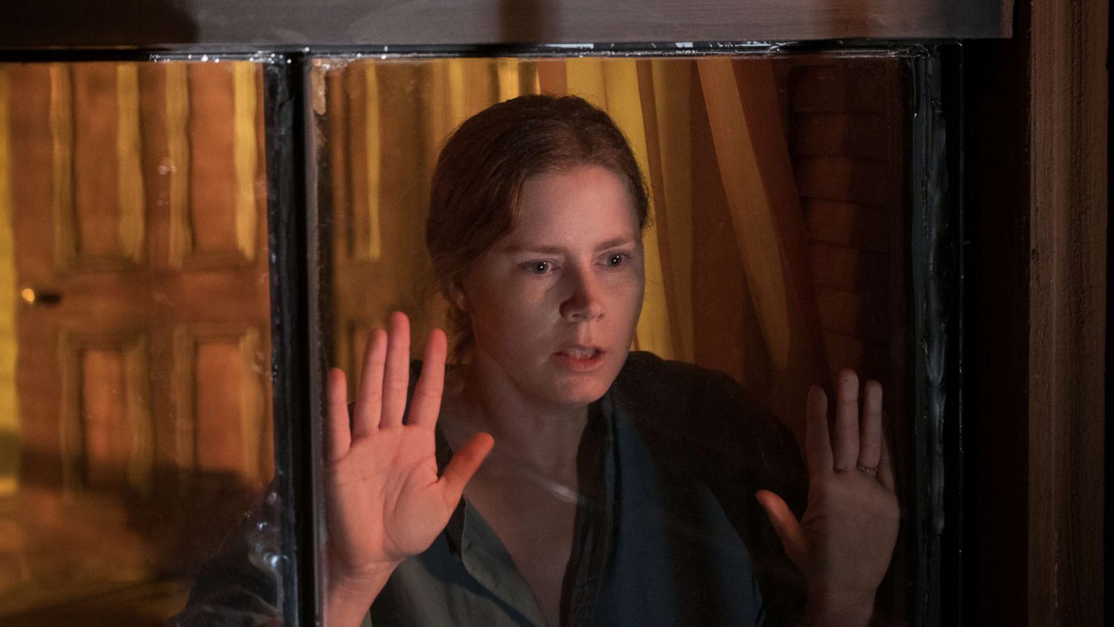 PHOTO: Amy Adams as Anna Fox i "Woman in the Window" from Netflix.