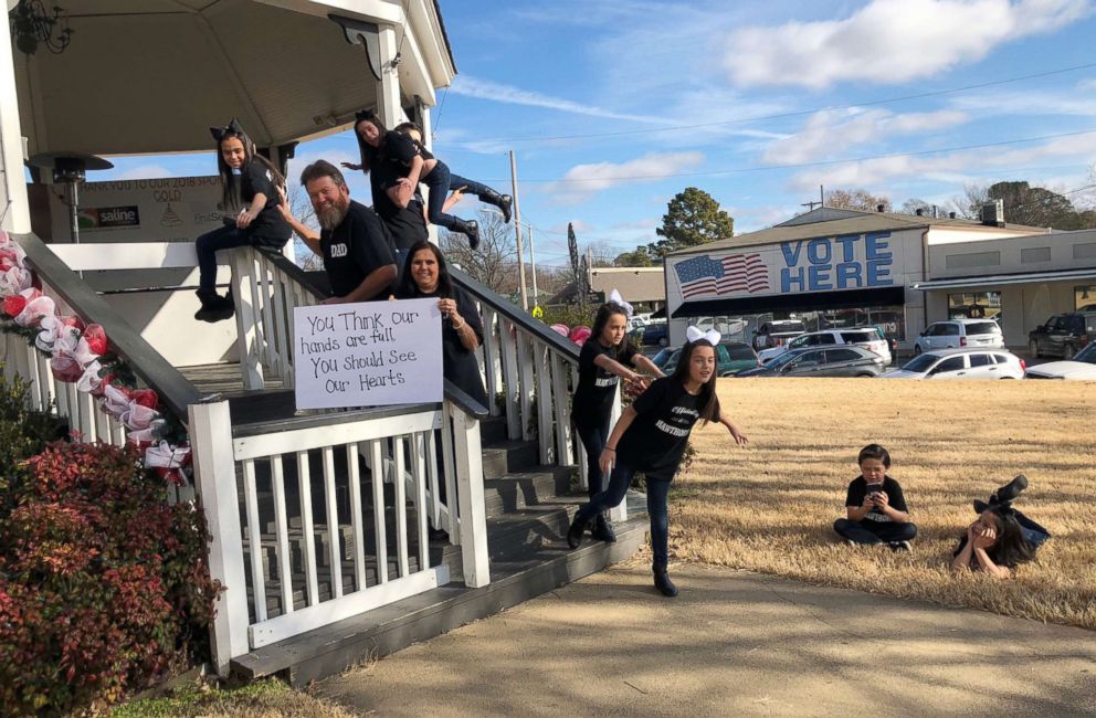 PHOTO: Michael and Terri Hawthorn of Hot Springs, Arkansas, adopted 7 siblings -- Dawson, 15, Kyndal, 11, Lacey, 10, Layna, 10, Addiley, 9, Arria, 9 and Nixson, 8, on Dec. 3. 