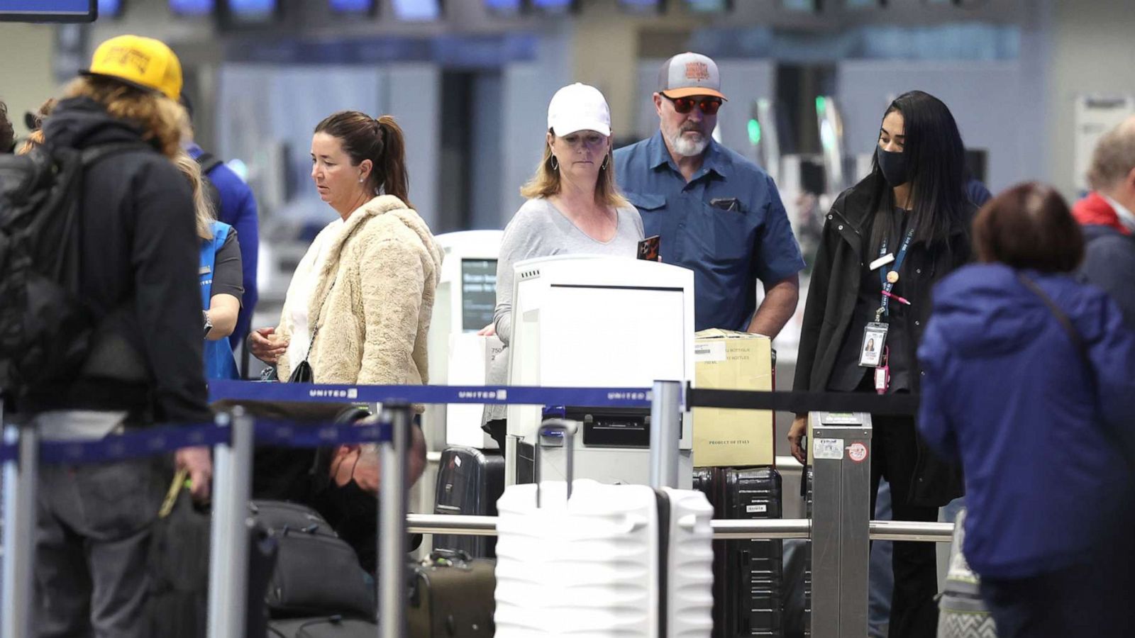 PHOTO: Passengers check in for flights at San Francisco International Airport, April 19, 2022, in San Francisco.