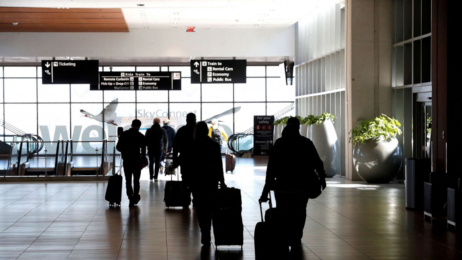 PHOTO: Airline passengers walk inside the Tampa International Airport in Tampa, Fla., Jan. 19, 2022.