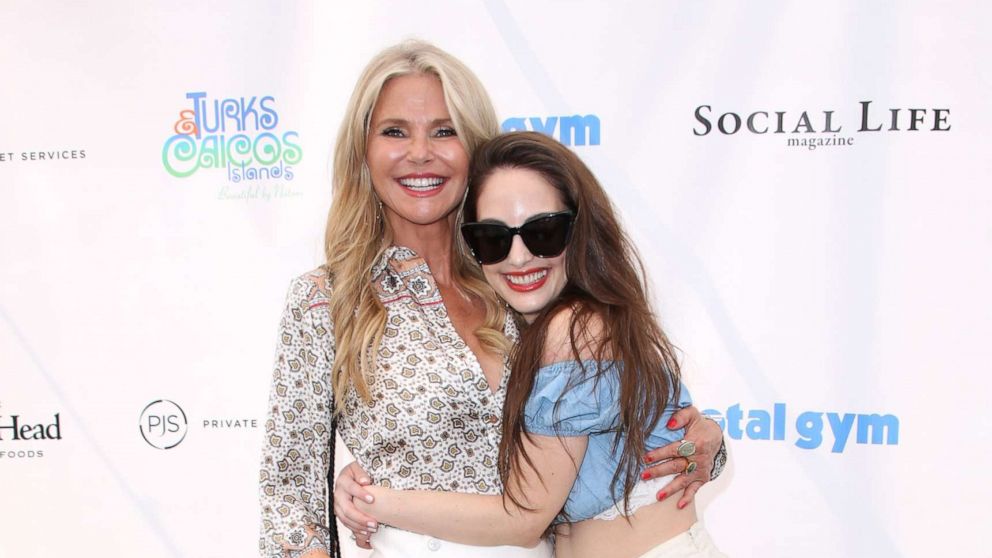 Christie Brinkley Gives Daughter Alexa At-Home Haircut: Pics