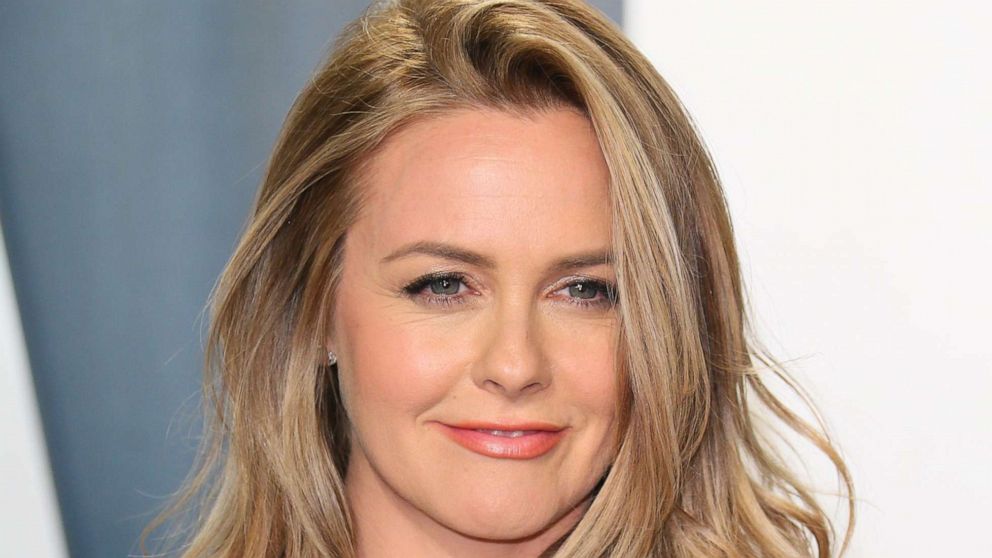 VIDEO: Expert weighs in on Alicia Silverstone co-sleeping with 11-year-old son