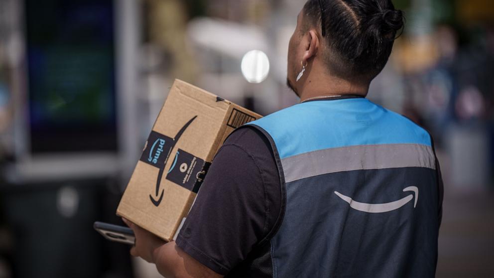 PHOTO: An Amazon messenger delivers a package in Manhattan, Sept. 16, 2023.