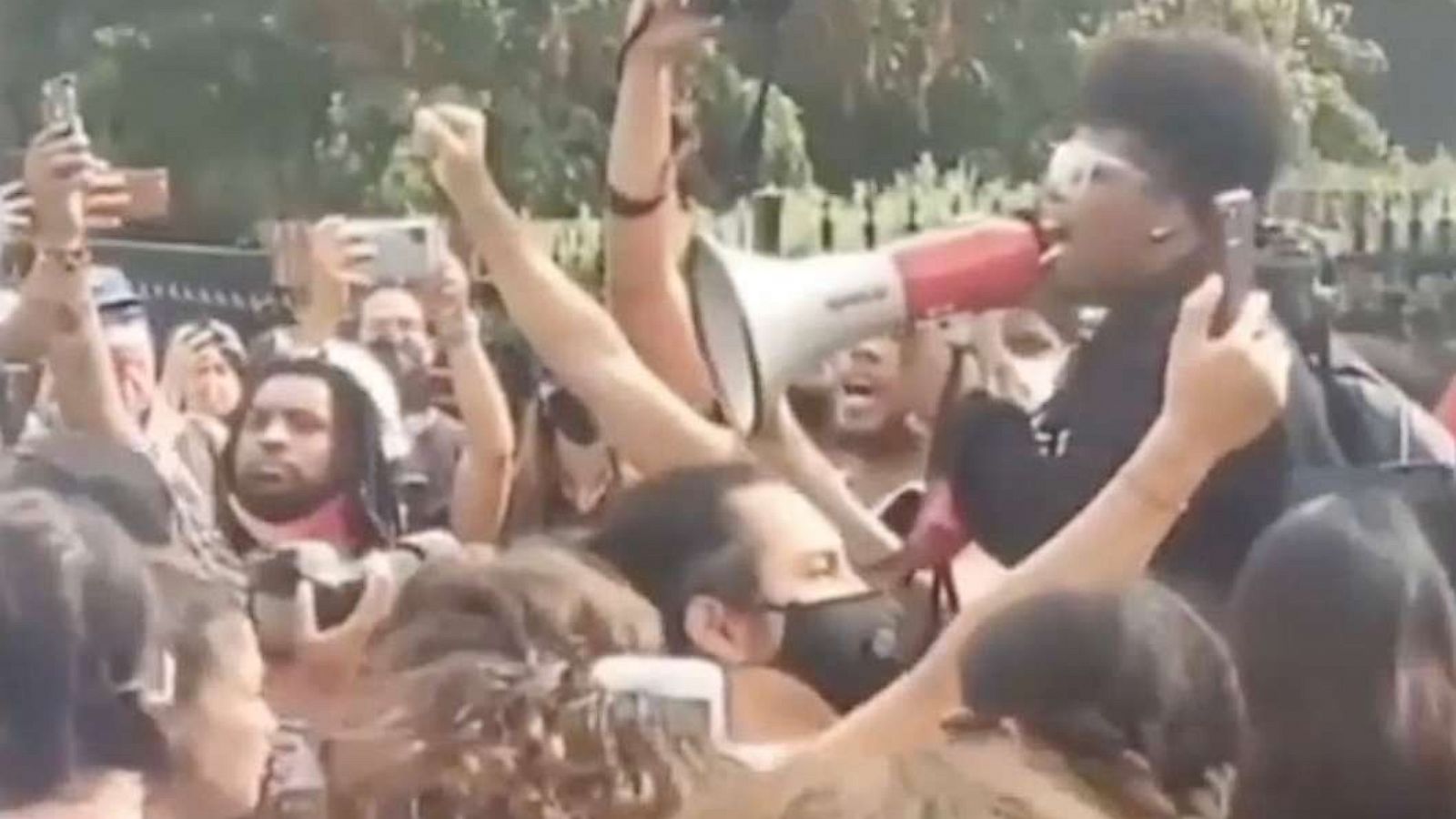 Amber Riley leads moving singalong at protest - Good Morning America