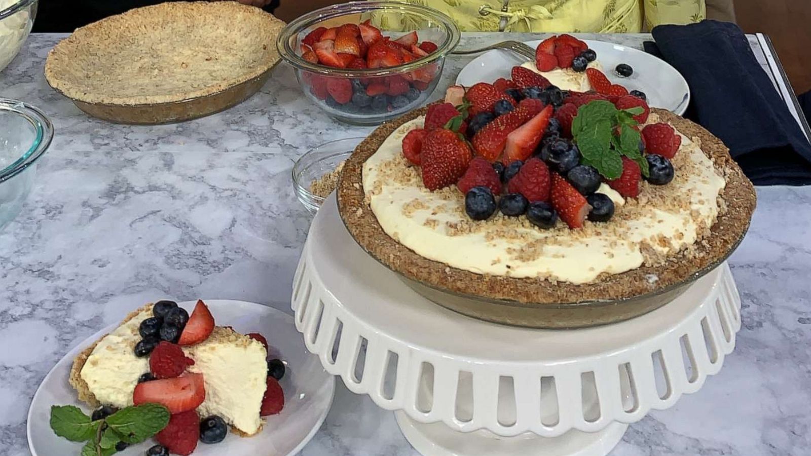 PHOTO: Amy Robach makes cheesecake on 'GMA'