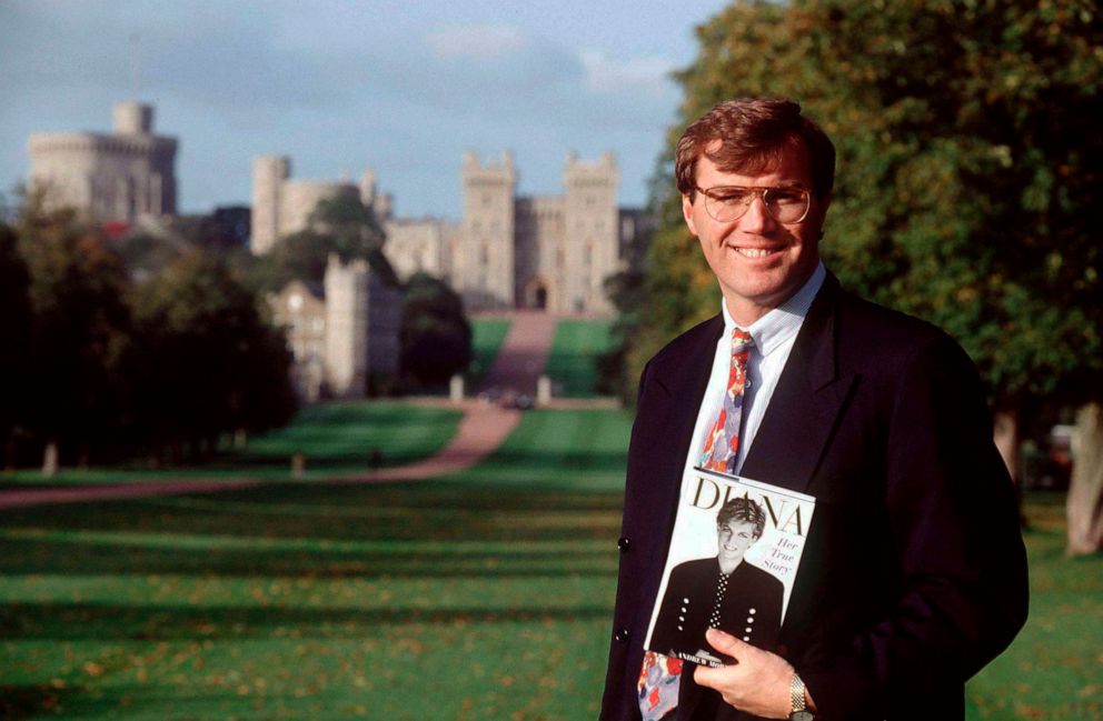 사진: 작가 Andrew가 Windsor Castle 앞에서 자신의 책을 들고 있습니다.