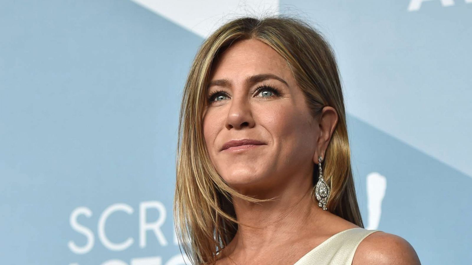 Jennifer Aniston reveals she cut ties with 'a few people' who refused to  get vaccinated - Good Morning America