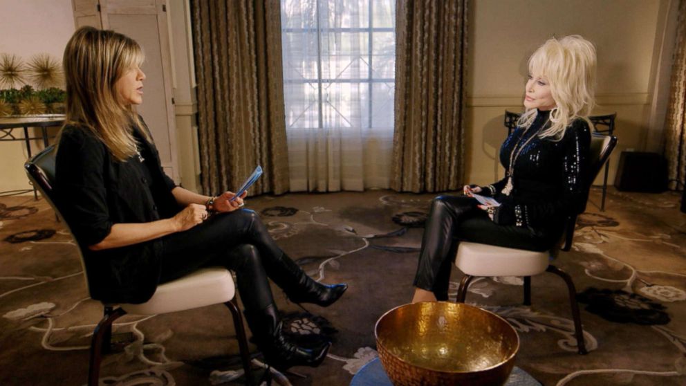 PHOTO: Jennifer Aniston interviews Dolly Parton for "Good Morning America."