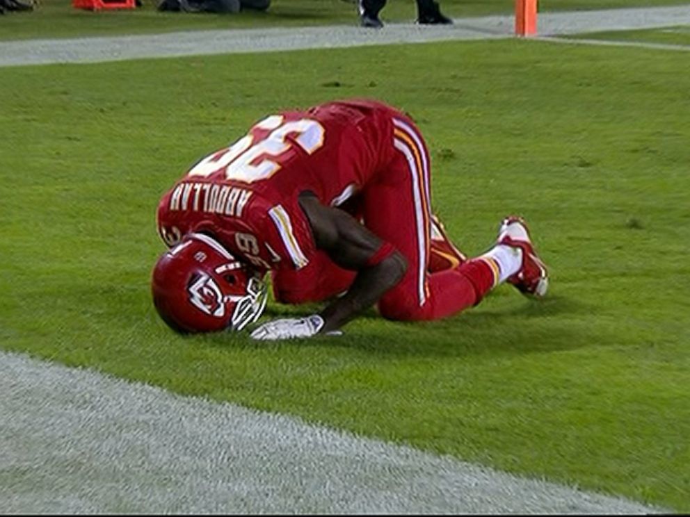 NFL Says Kansas City Chiefs Player Shouldn't Have Been Penalized for Prayer  - ABC News