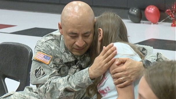 Video Soldier Dad Surprises Daughter At Graduation Abc News 0315