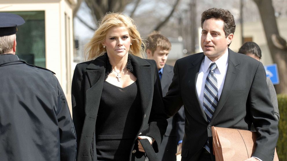 PHOTO: Former Playboy Playmate Anna Nicole Smith and her attorney Howard Stern leave the Supreme Court in Washington, D.C., Feb. 28, 2006.