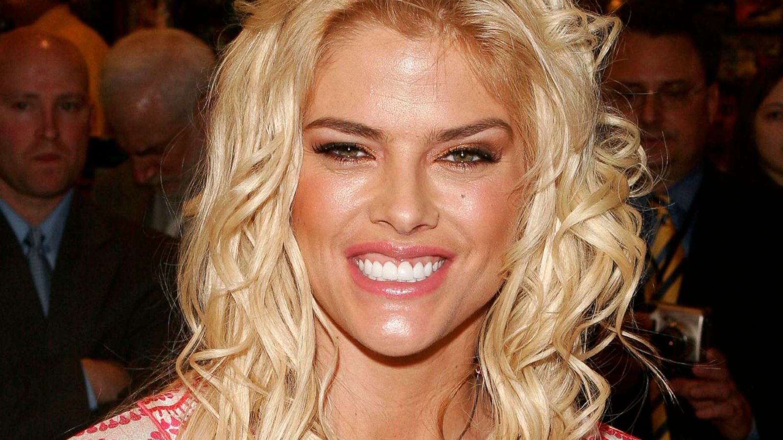 PHOTO:Model Anna Nicole Smith signs autographs at Grand Central Station to kick off the new National Enquirer magazine on April 7, 2005 in New York City.