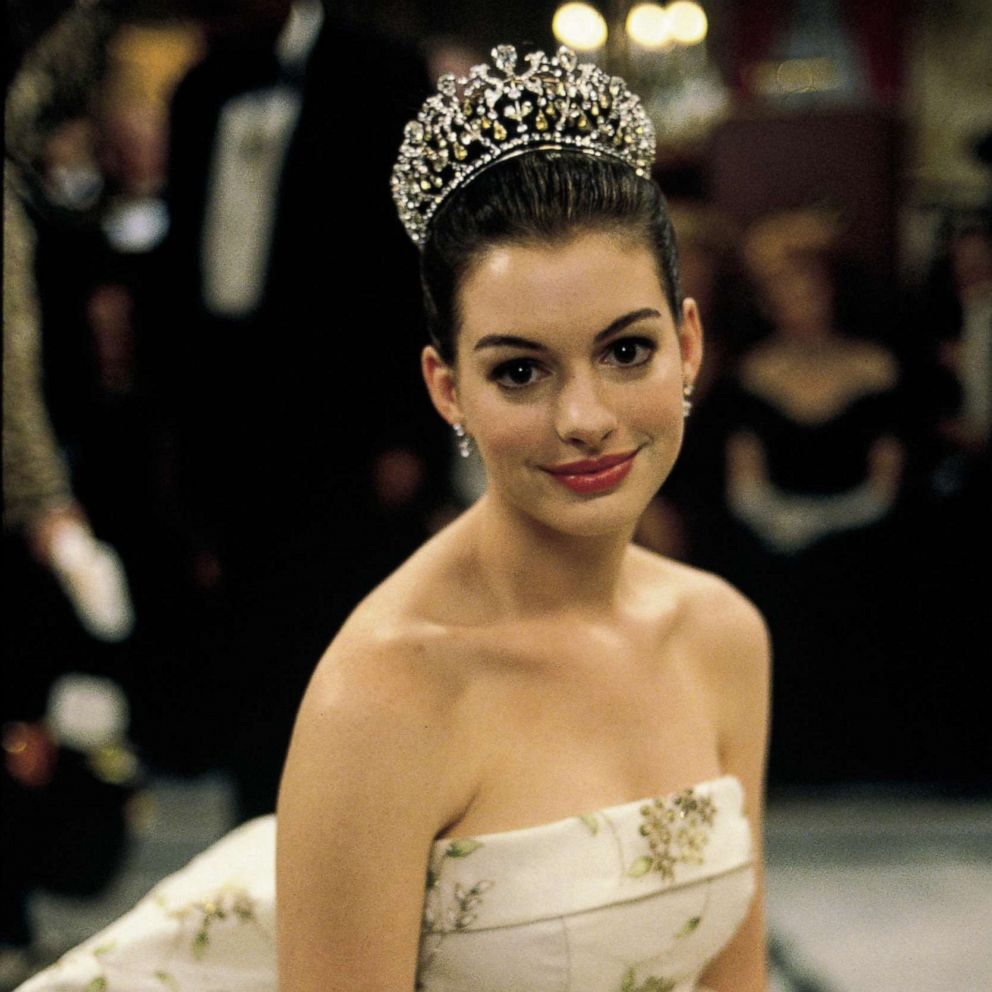 anne hathaway dress in princess diaries Anne Hathaway's Gold Ball Gown Was So 'Princess Diaries'-Coded