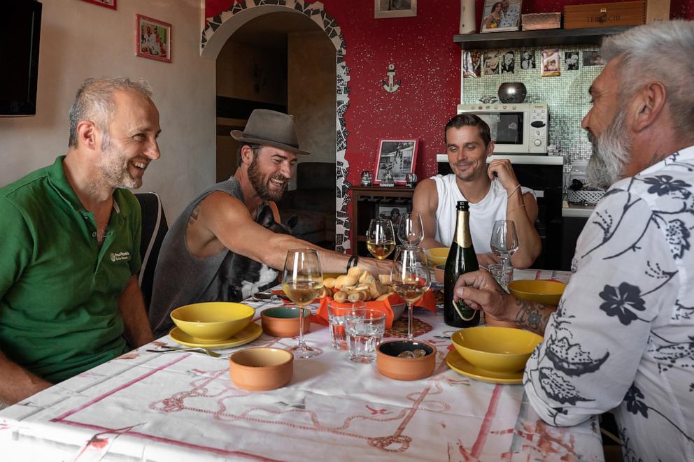 PHOTO: Massimiliano Costa, Justin Theroux, and Antoni Porowski dine on clams with Germano.